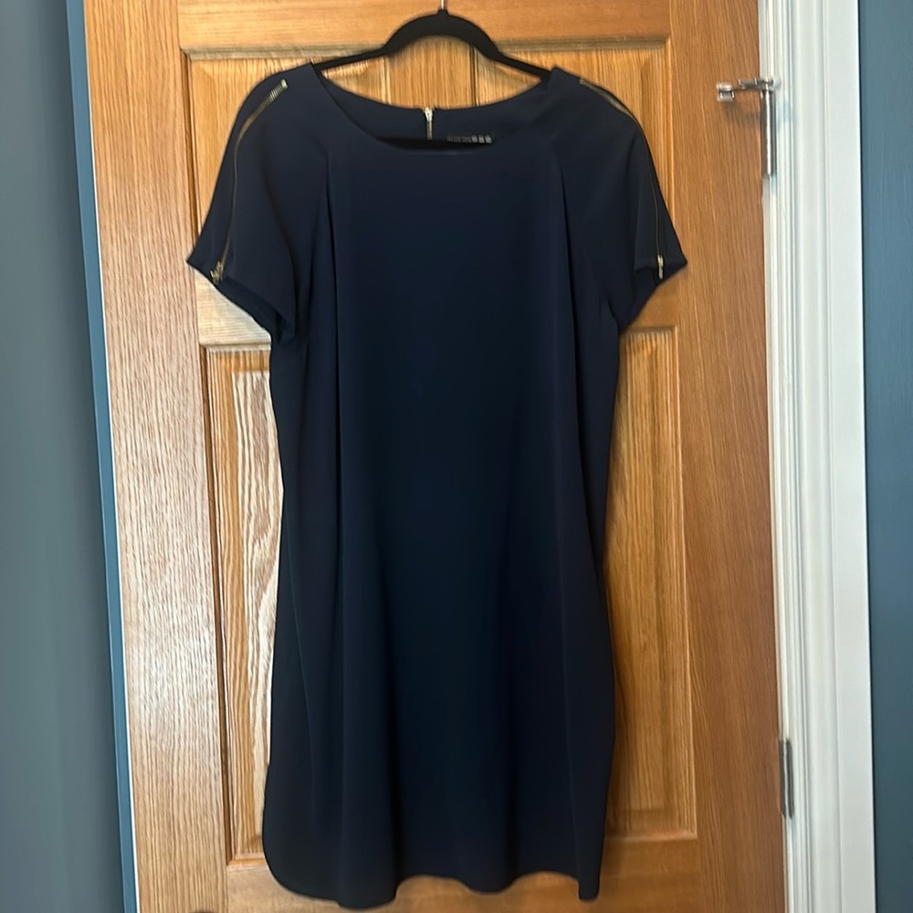 Navy short sleeve dress with zipper details
